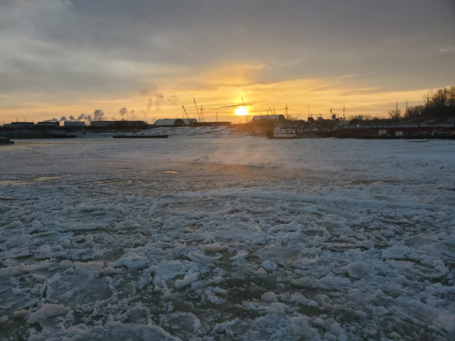 Ice in the Mississippi River at St. Louis caused traffic delays or stoppages for barges moving through there. On top of the icing, the river level has been falling and was at zero gauge as of Feb. 21. (Photo by Scott Schulte, Godfrey, Illinois)