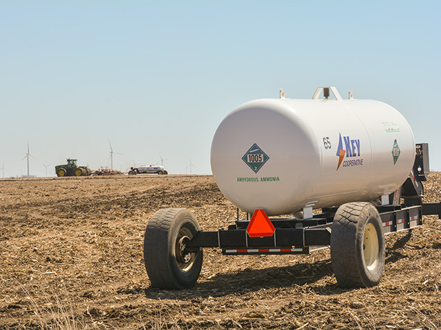 Restrictions on fall application of most forms of nitrogen, including anhydrous ammonia, went into effect on Sept. 1 in areas of Minnesota that are vulnerable to contamination. The ban also includes frozen ground. (DTN photo by Matthew Wilde)