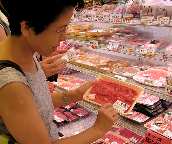 A Japanese consumer examines barcoded meat. Trade deals with Pacific countries and Europe now put U.S. farmers at a tariff disadvantage selling into Japan as the U.S. just began bilateral talks. (DTN file photo) 