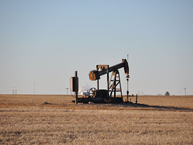 An oil pumpjack just east of Hays, Kansas. President Trump championed a deal struck by his administration that he said would protect both oil refiners and corn farmers. (DTN file photo by Emily Unglesbee) 