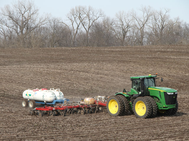 Fertilizer prices are more vulnerable to cuts than seed and chemicals as farmers economize, Rabobank analysts forecast. They believe growers will aim for more efficient nutrient application, not only to save money, but to address water quality concerns. (DTN photo by Pam Smith)