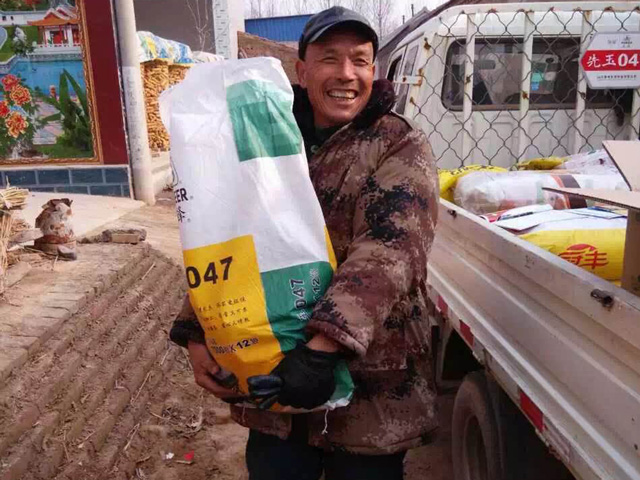 A Chinese grower displays his Pioneer seed corn choice in a village of Shandong province. (Photo courtesy of DuPont Pioneer)