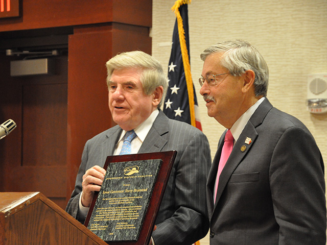 Former Nebraska Gov. Ben Nelson gives an award to Iowa Gov. Terry Branstad during the Governors&#039; Biofuels Coalition breakfast Saturday in Des Moines. Nelson and Branstad also touted higher fuel-economy standards as a way to get 30% ethanol into the marketplace. (DTN photo by Chris Clayton)