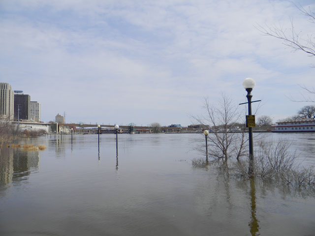 On March 31, the Mississippi River in downtown St. Paul, Minnesota, was at 19.78 feet (major flood stage is 17 feet), cresting at 19.83 feet later that evening. (DTN photo by Mary Kennedy)