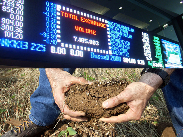 More than a decade ago, the Chicago Climate Exchange had more than 17 million acres of farmland signed up to sequester carbon in the soil before the exchange closed. Now new groups and companies are trying to rebuild a trading market to pay farmers not just for carbon credits, but also nutrient reduction. (DTN file photos)