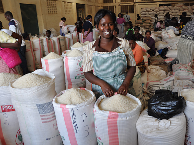 A Kenyan farmer sells rice at Nice Rice Millers in Mwea, Kenya, in 2012. Kenya has high import tariffs on most agricultural commodities, which could come down under a trade deal. (DTN file photo by Chris Clayton)
