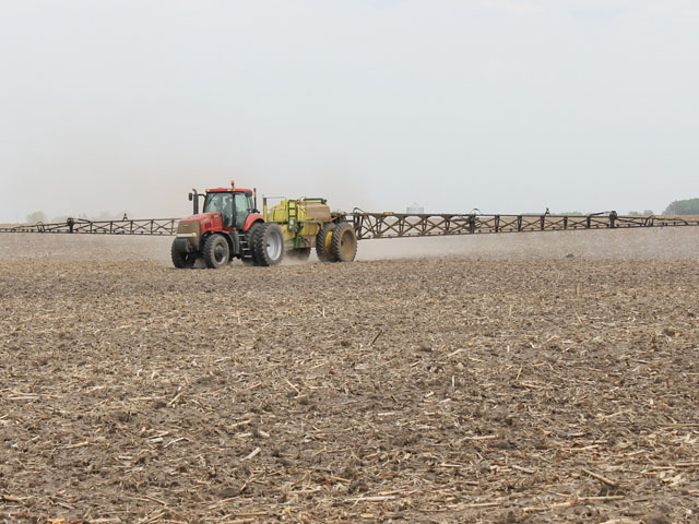 Ian Plagge of Lattimer, Iowa, sprays a mixture of UAN32 and pre-emergent herbicide on a field prior to planting the tract to corn this spring. (DTN photo courtesy of Val Plagge.)