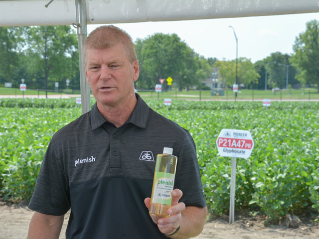 Roger Theisen, Corteva Agriscience Plenish marketing manager, provides an update on Plenish high-oleic soybean acres and oil demand during the company&#039;s recent media day at its Johnston, Iowa, campus. (DTN photo by Matthew Wilde)