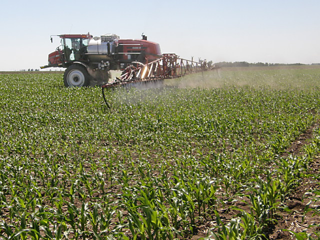 Spraying herbicides in high heat can cause problems with crop injury, weed response, evaporation and volatility, weed scientists warn. (DTN File photo by Greg Horstmeier)

