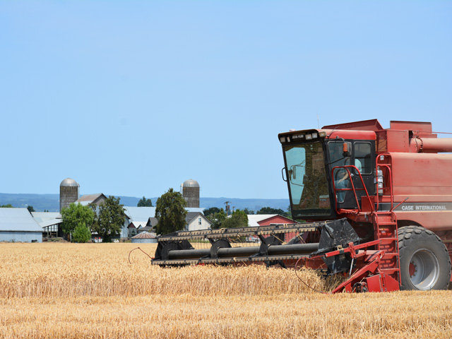 Steve VanGrunsven harvests a white winter wheat field that hit 192 bpa, earning him top yield honors in the 2021 National Wheat Yield Contest. The contest&#039;s entrants clocked impressive yields in a year marked by weather extremes like drought and record freezes and heat waves. (Photo courtesy of Steve VanGrunsven) 