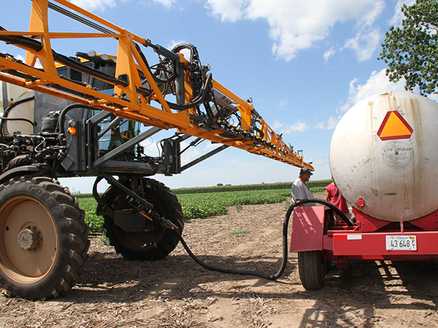 Adding volatility reduction agents (VRAs) to dicamba tank mixes is required this year. Some applicators have run into foaming and pressure issues with a VRA called Sentris. The company is urging everyone to follow mixing order and protocols carefully. (DTN file photo by Pamela Smith) 