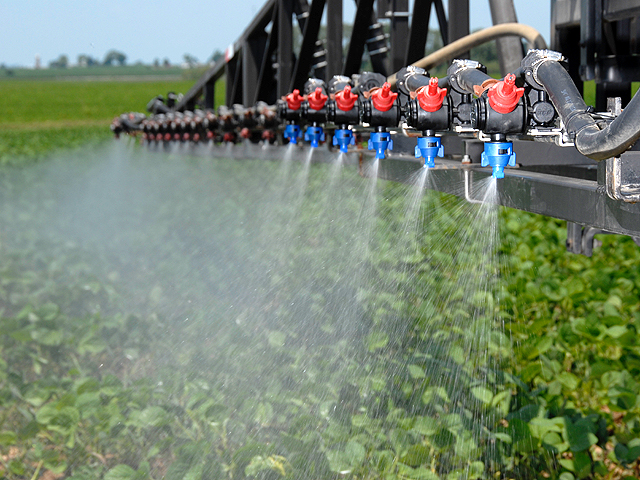 In 2021, Bayer expects growers to plant up to 20 million acres of XtendFlex soybeans, which farmers can spray with glufosinate in addition to dicamba and glyphosate, now that the trait secured its last import approval. (DTN file photo by Jim Patrico)