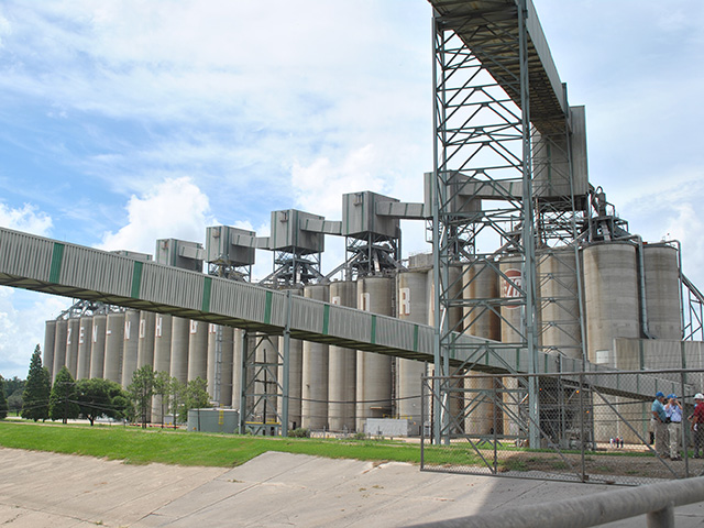 Zen-Noh Grain, which owns this export terminal in Convent, Louisiana, must sell nine grain elevators as part of its deal to purchase 48 grain elevators from Bunge. (DTN file photo)